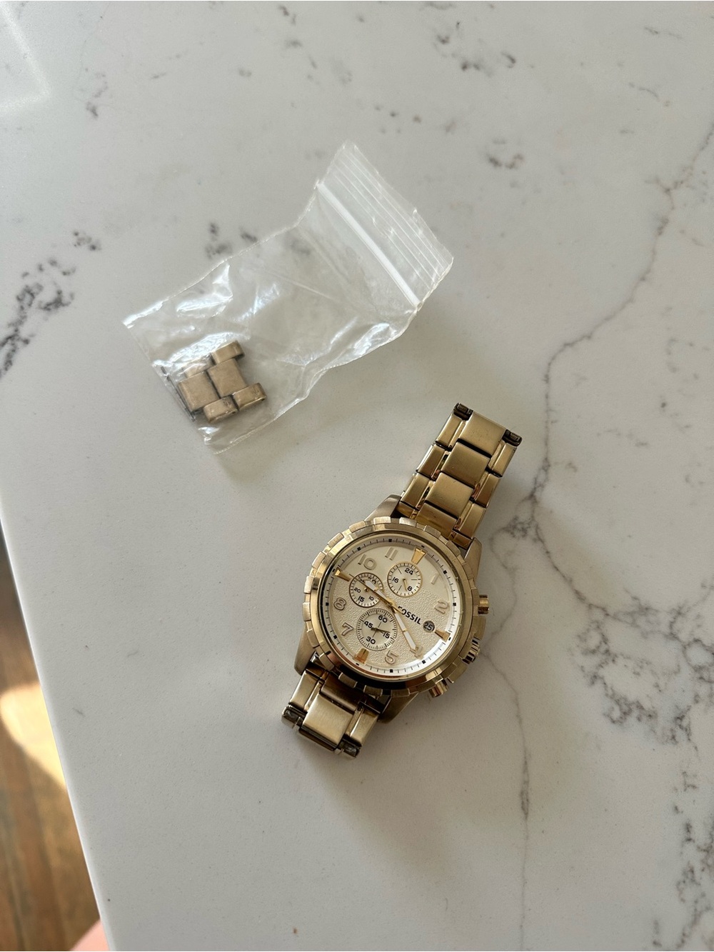 Fossil Gold-Tone Watch Unisex *NEEDS NEW BATTERY* comes with extra links & box - Picture 3 of 4